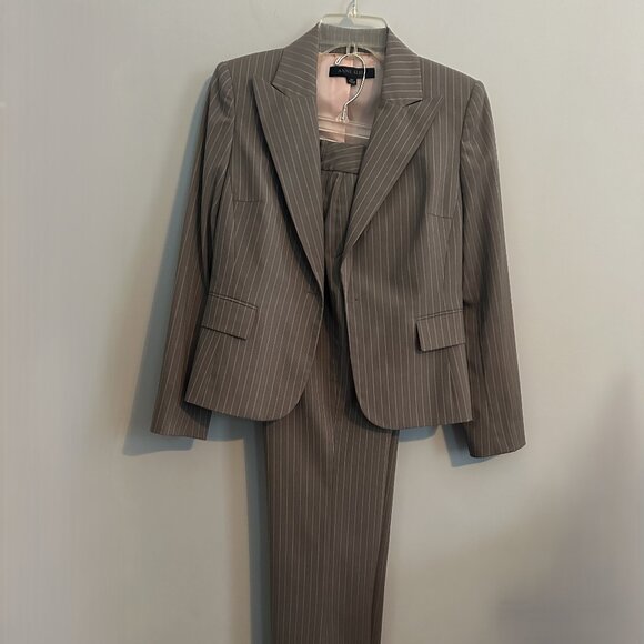 Anne Klein Pant Suit Lightweight Wool Blend In Light Gray Pinstripe Size 4P - Picture 1 of 13